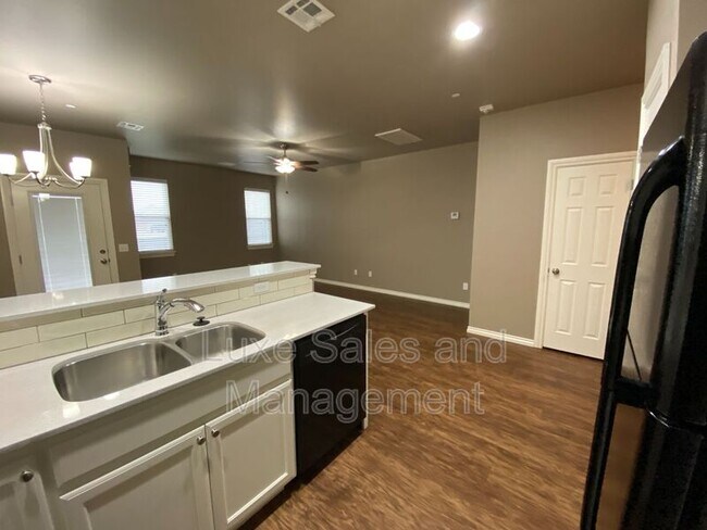 Foto del edificio - 799 SW 14th St