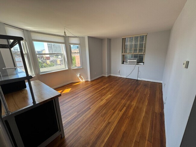 Building Photo - Updated 1-bed condo at Walnut Plaza