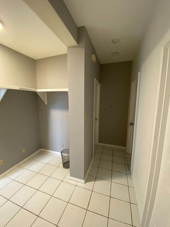 Foto del edificio - 5 Bed/3 Bath UC Rental Located on McMillan...