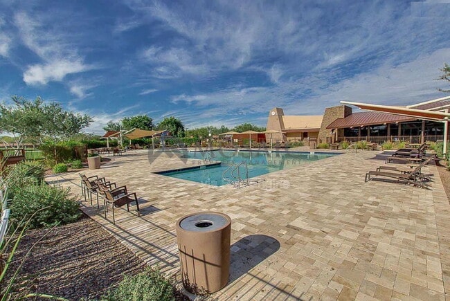 Building Photo - 2464 E Hazeltine Way