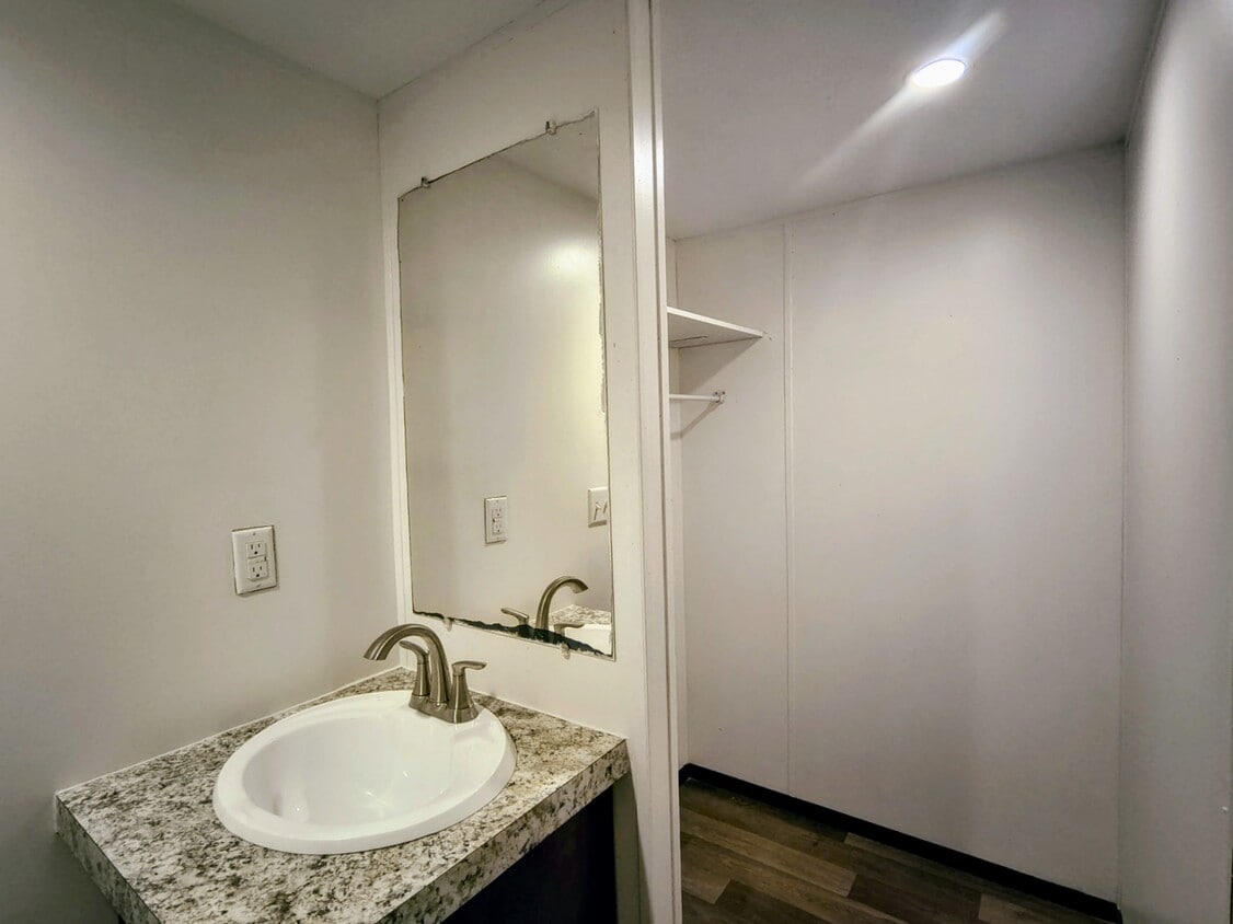 Building Photo - 715 Windwood Dr