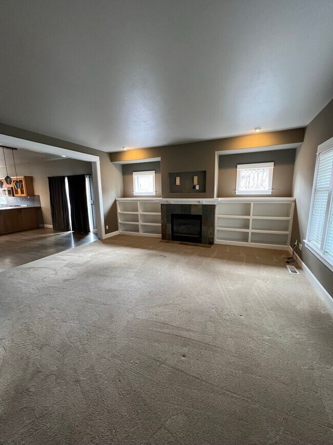 Foto del edificio - Spacious home with a large bonus room!  We...
