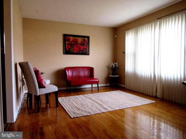 Foto del edificio - 6203 Upton Pl