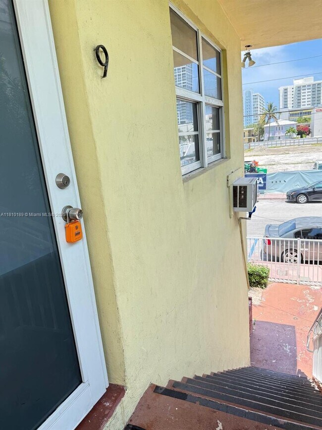 Foto del edificio - 6944 Byron Ave