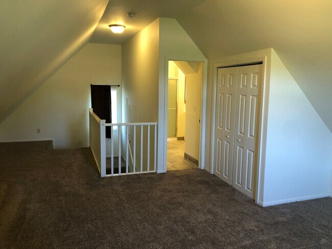 Foto del edificio - Spacious and Private 4-bed, 3-bath House in Desirable Highland Park Neighborhood of St. Paul!