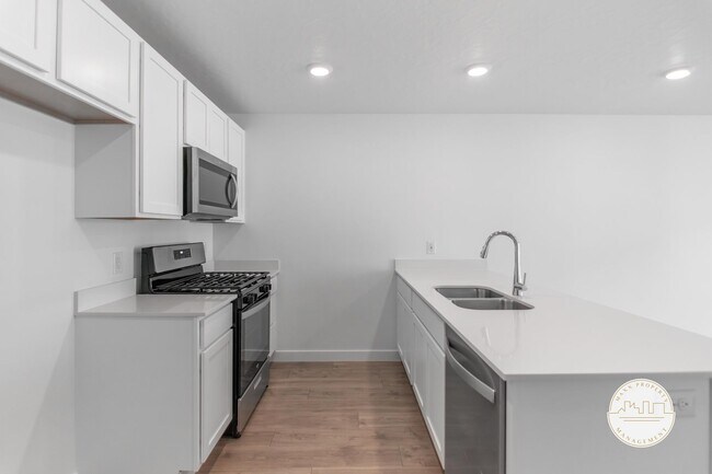 Foto del edificio - 3-Bed 2-Bath Townhome In Spanish Fork With Luxurious Amenities!