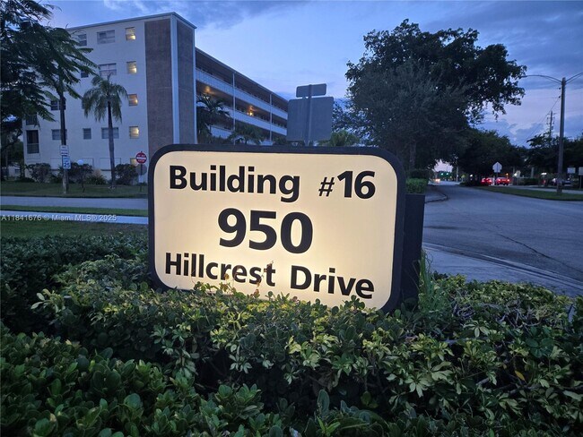 Foto del edificio - 950 Hillcrest Dr