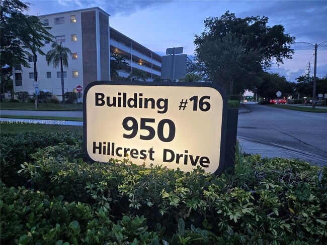 Building Photo - 950 Hillcrest Dr
