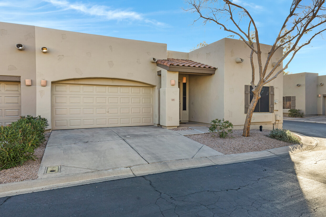 Front yard - Corner lot - 440 S Val Vista Dr