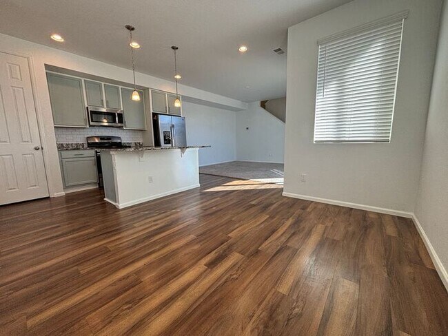 Building Photo - Beautiful 3-Bedroom Townhome with Modern A...