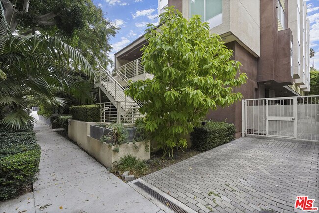 Building Photo - 944 N Stanley Ave