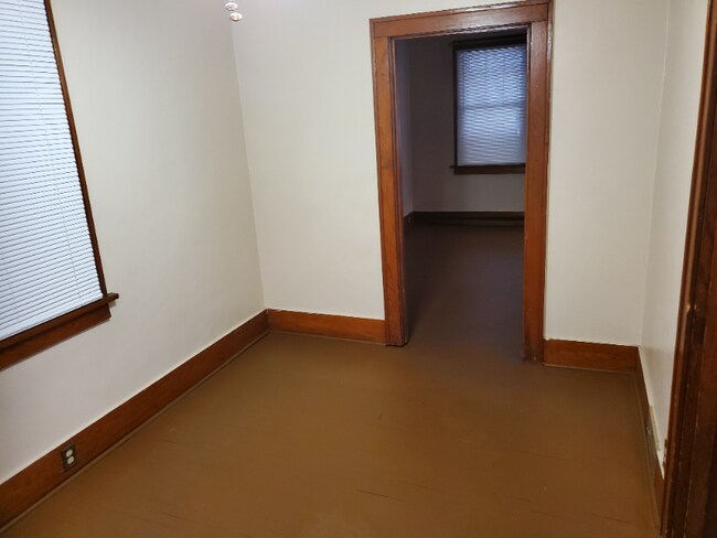 Building Photo - 558 3rd St