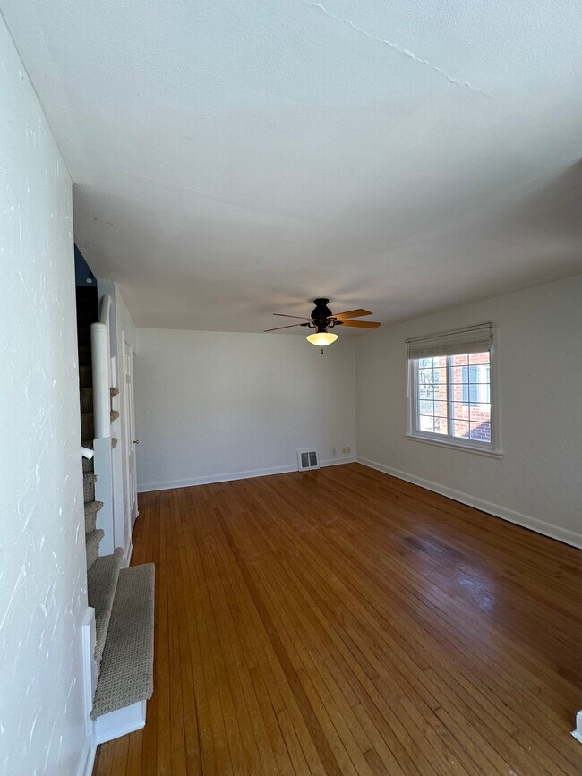 Building Photo - Cozy 4bd/1ba Whitefish Bay Townhouse Avail...