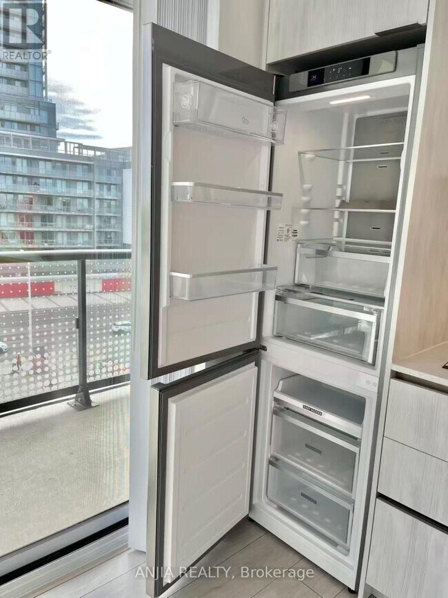 Photo du bâtiment - 5858 Yonge St