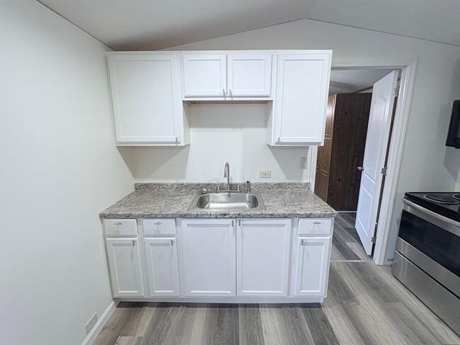 Foto del edificio - 930 Cedar Village Ln