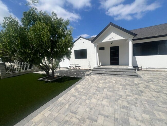 Foto del edificio - 7317-7321 Garden Grove Avenue