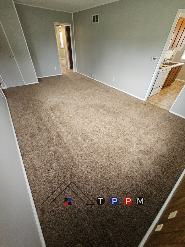 Building Photo - 3 Bedroom | 1 Bathroom Single Family Ranch...