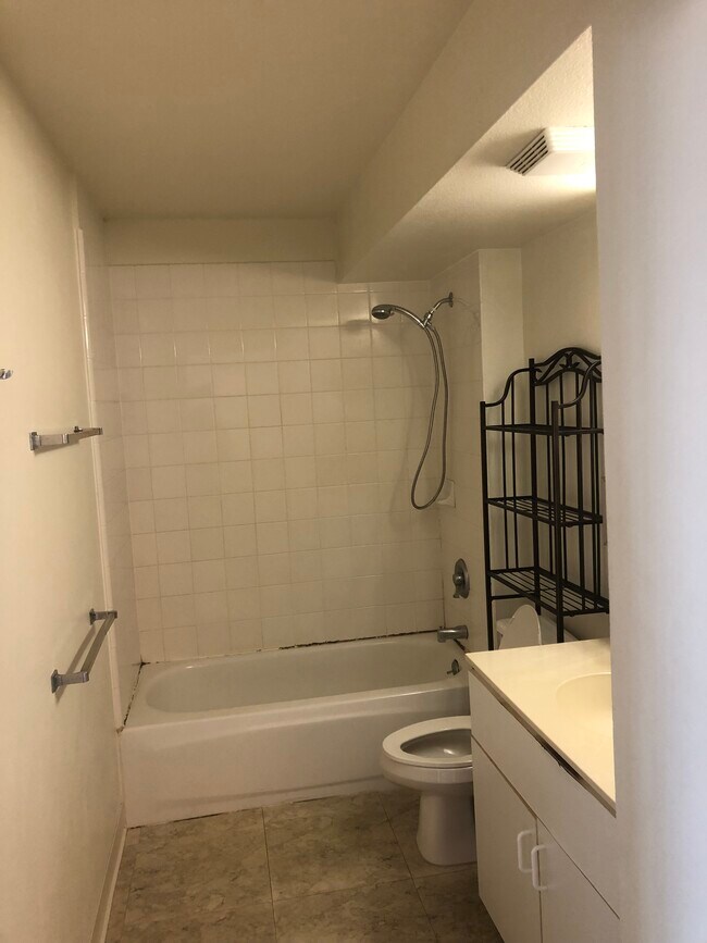 Bathj - 1133 Waimanu St