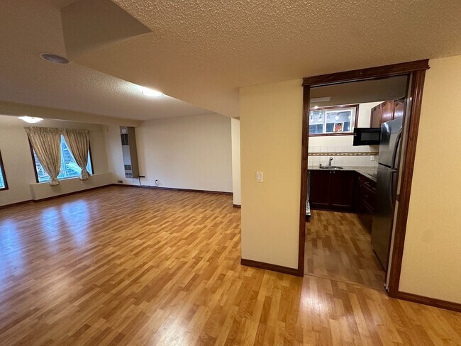 Building Photo - Charming 2-Bedroom Basement Apartment in K...