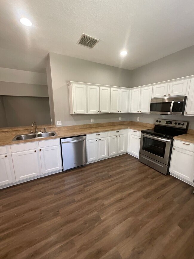 Foto del edificio - Two Story Town House