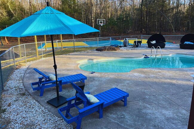 Foto del edificio - 1551 Wooded Acres Dr