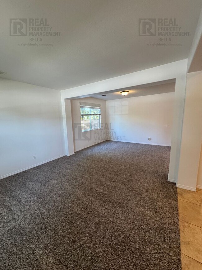 Building Photo - Huge Kitchen, Downstairs Bedroom, and More...