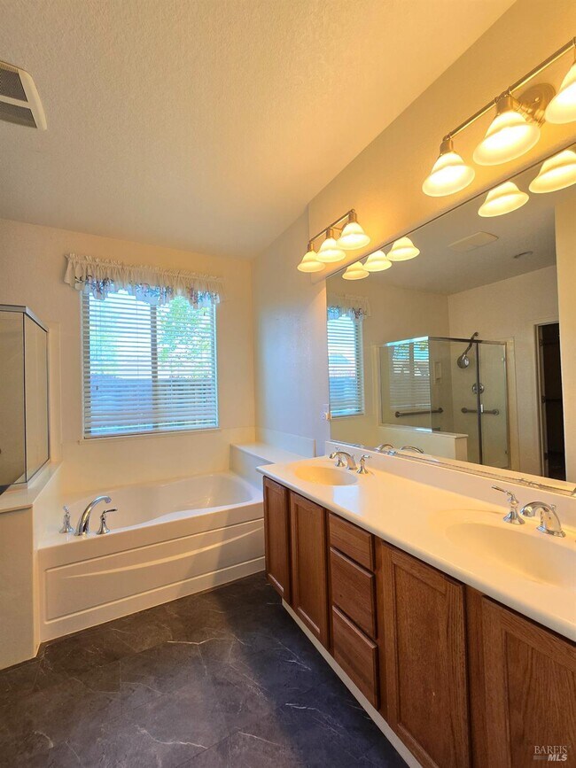 Foto del edificio - 548 White Pine St