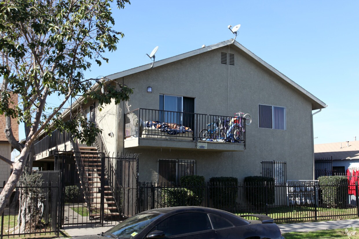 Building Photo - 857 Cerritos Ave