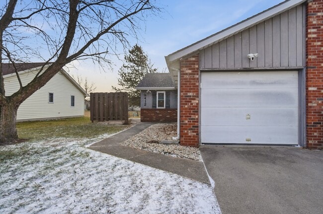 Building Photo - 9412 Vista Park Dr