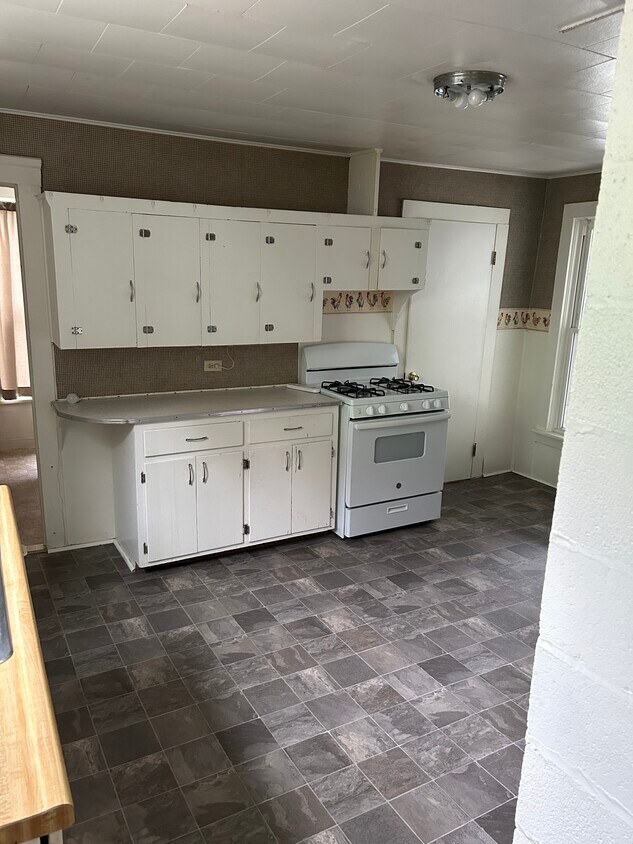 Kitchen - 7614 Collins St