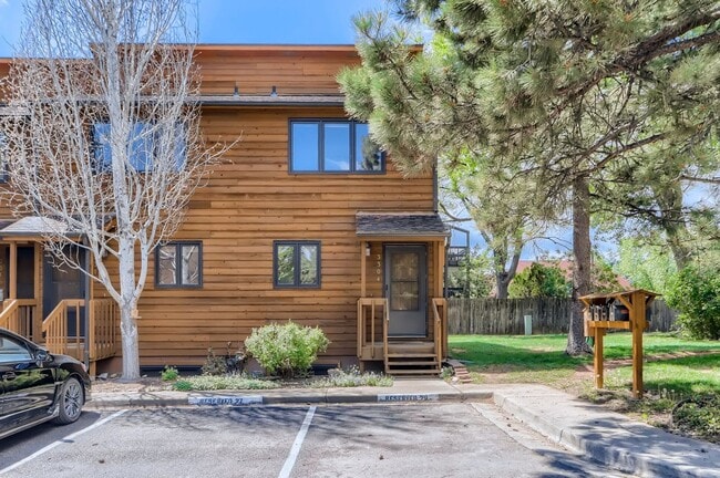 End Unit Townhome with 2 Beds, an Office and Southern Exposure - End Unit Townhome with 2 Beds, an Office and Southern Exposure
