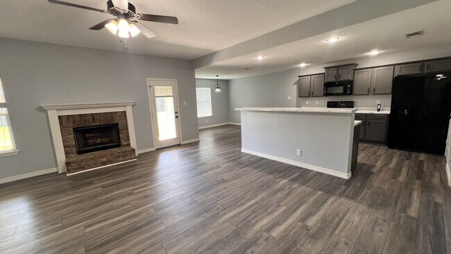 Foto del edificio - Move In Ready 4 Bedroom Home in Goodnight Ranch with Solar Panels!