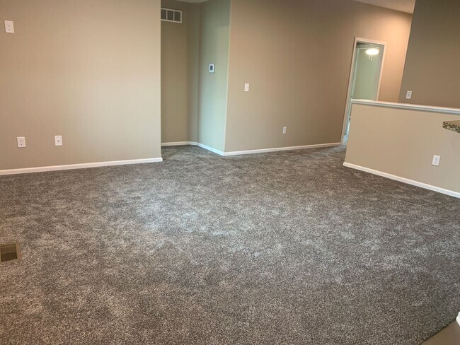 Building Photo - Ranch 3 bedroom/3 bath townhome