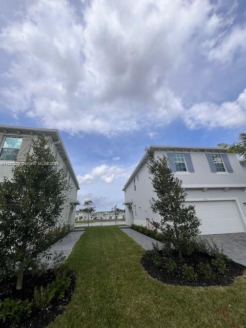 Foto del edificio - 6911 Harbours Edge Ave