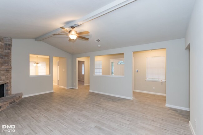 Building Photo - Beautiful 4 Bedroom 2 Bath home in Bevil O...