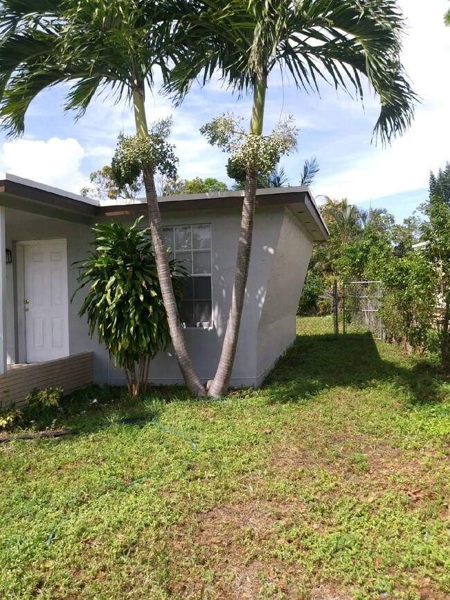 Building Photo - 2857 SW 8th St