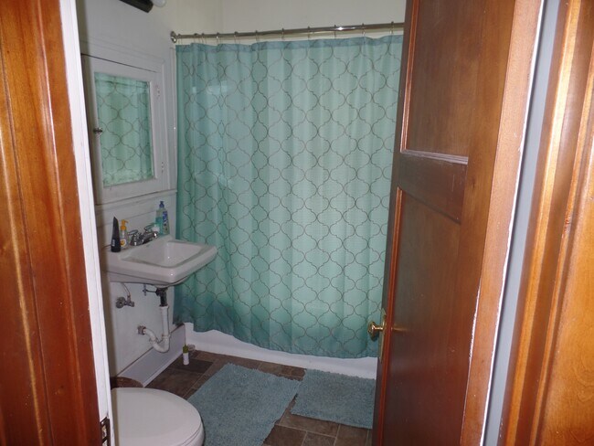 Foto del edificio - 3466 N Downer Ave