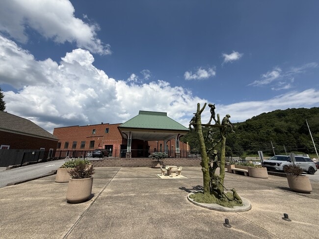 Foto del edificio - 212 Hice Ave