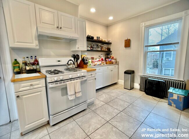 Building Photo - 31 Burroughs St