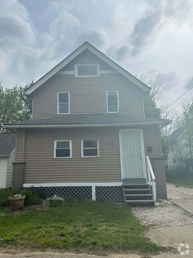 Building Photo - 635 E 93rd St