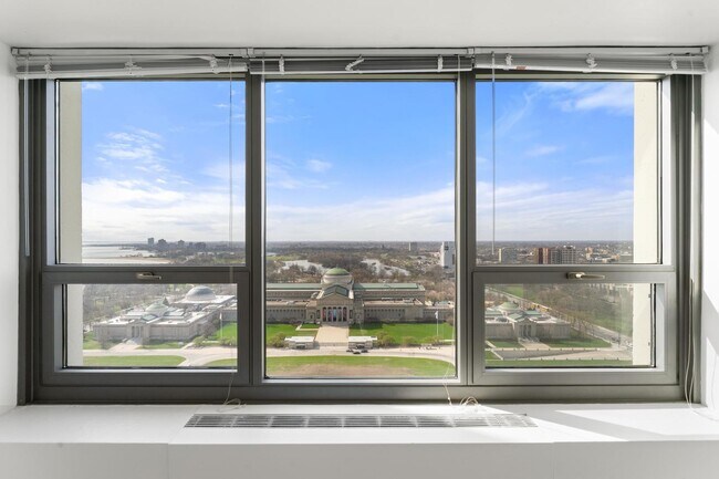 Foto del edificio - 1700 E 56th St