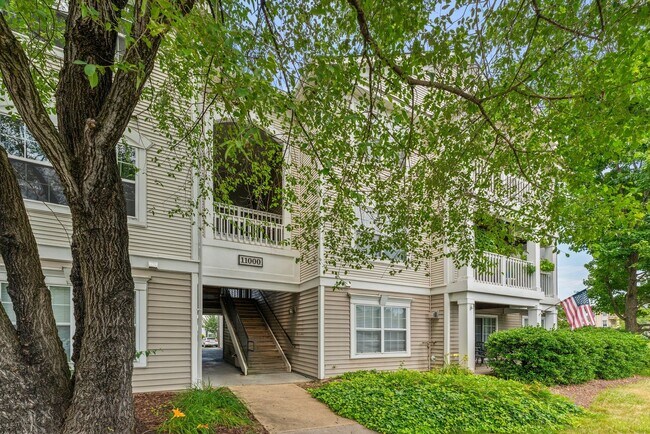 Building Photo - Spacious & Bright 2 bed 2 bath in Stratfor...