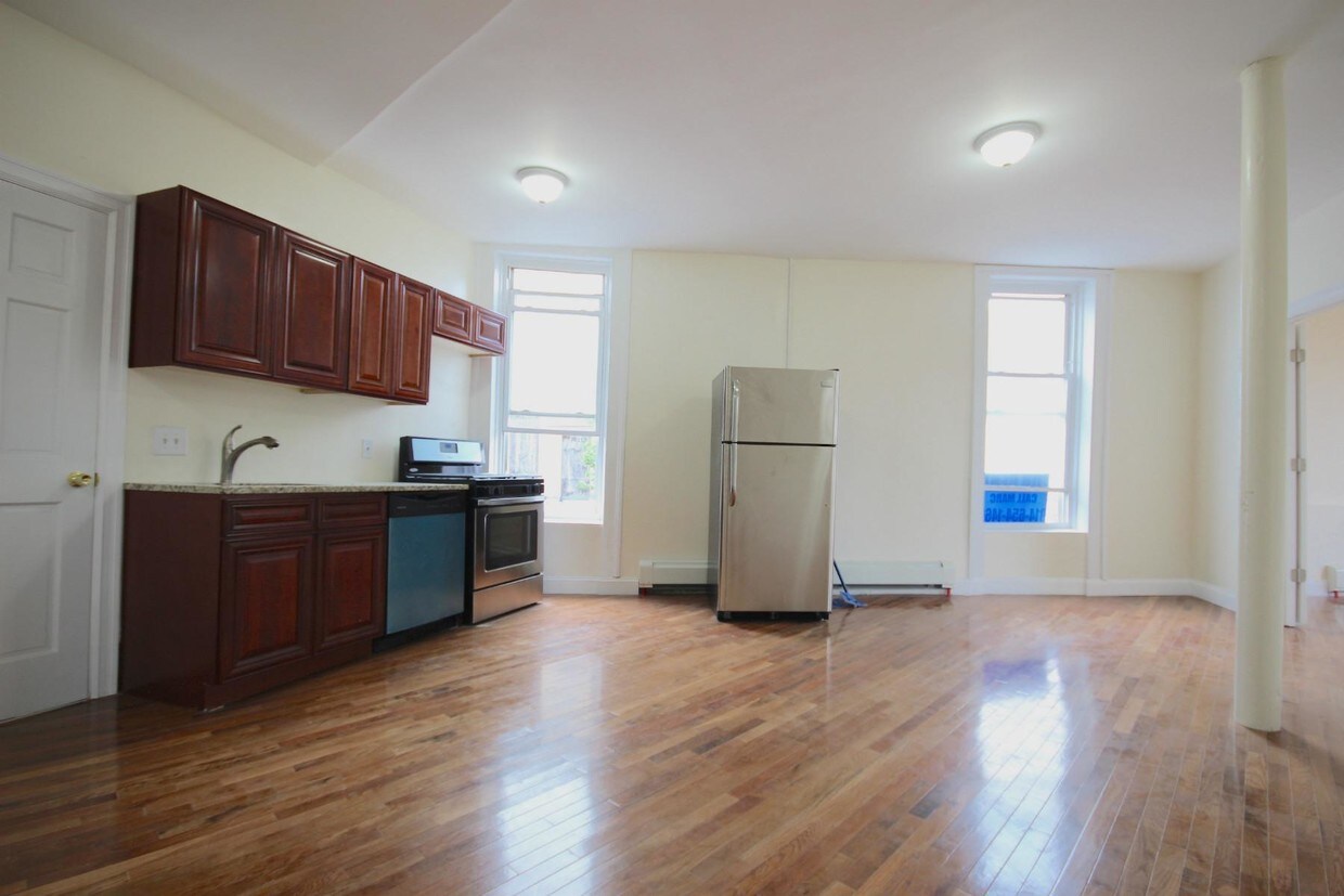 Primary Photo - 1308 Broadway