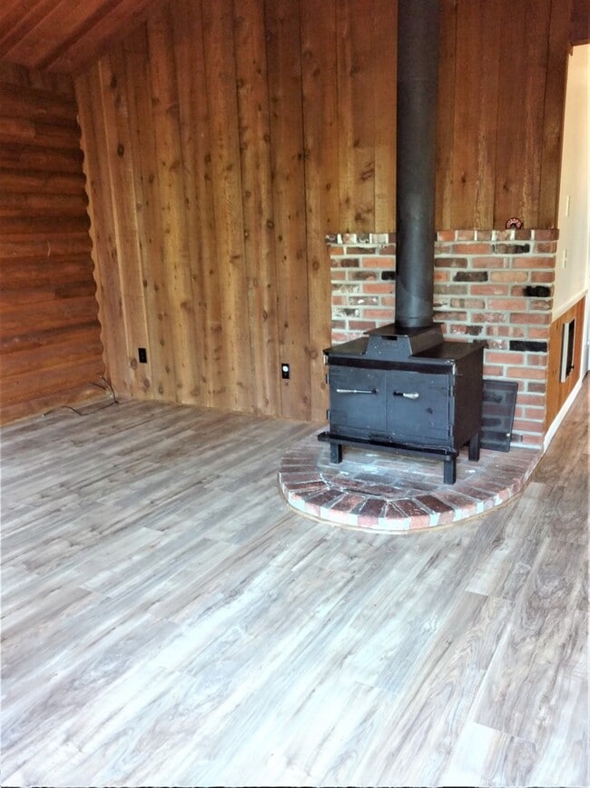 Building Photo - Private Log Home in Suquamish Surrounded b...