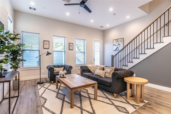 Foto del edificio - 5303 Creekmont Dr