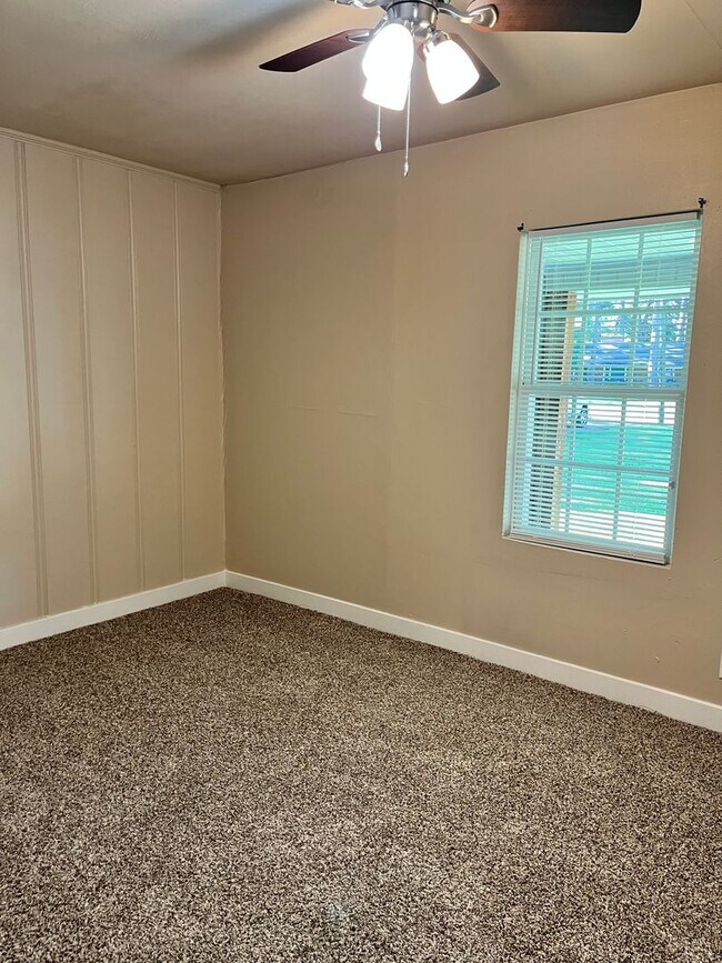Building Photo - Charming 3 - Bedroom Home with Modern Amen...