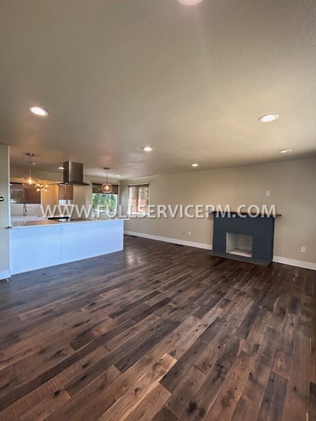 Foto del edificio - Exceptional South Beacon Hill 3 BD 2 BA! Huge Deck!