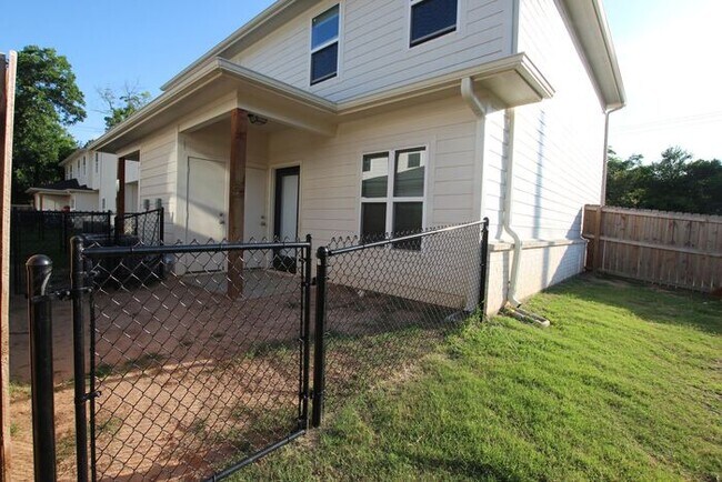 Foto del edificio - Available Now! 2 Bedroom 2.5 Bath Townhome...