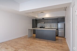 Building Photo - 4350 Av. de l'Hôtel-de-Ville