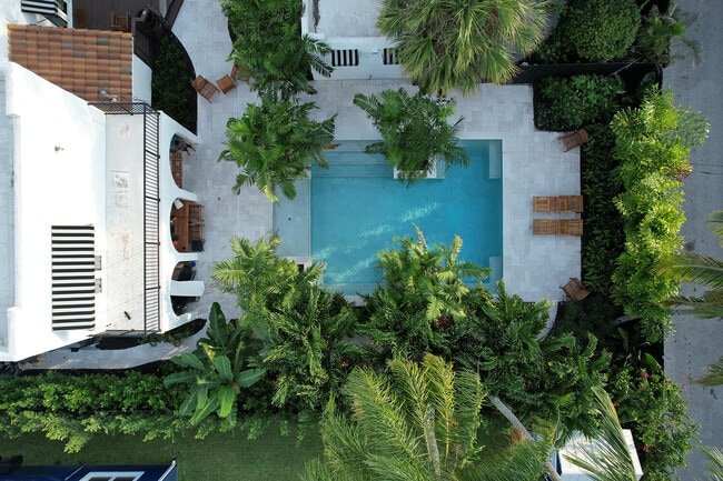 Building Photo - 634 SE 3rd Ave